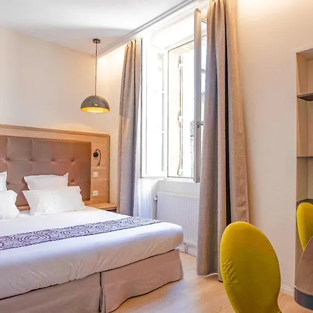 Montaigne 3*