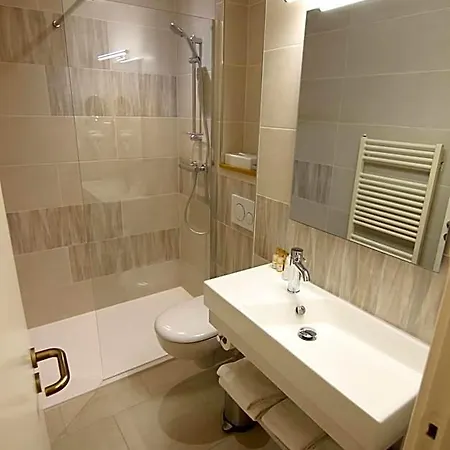 Montaigne 3*