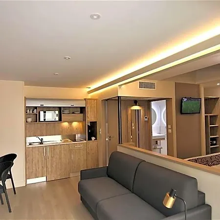 Hotel Montaigne 3*